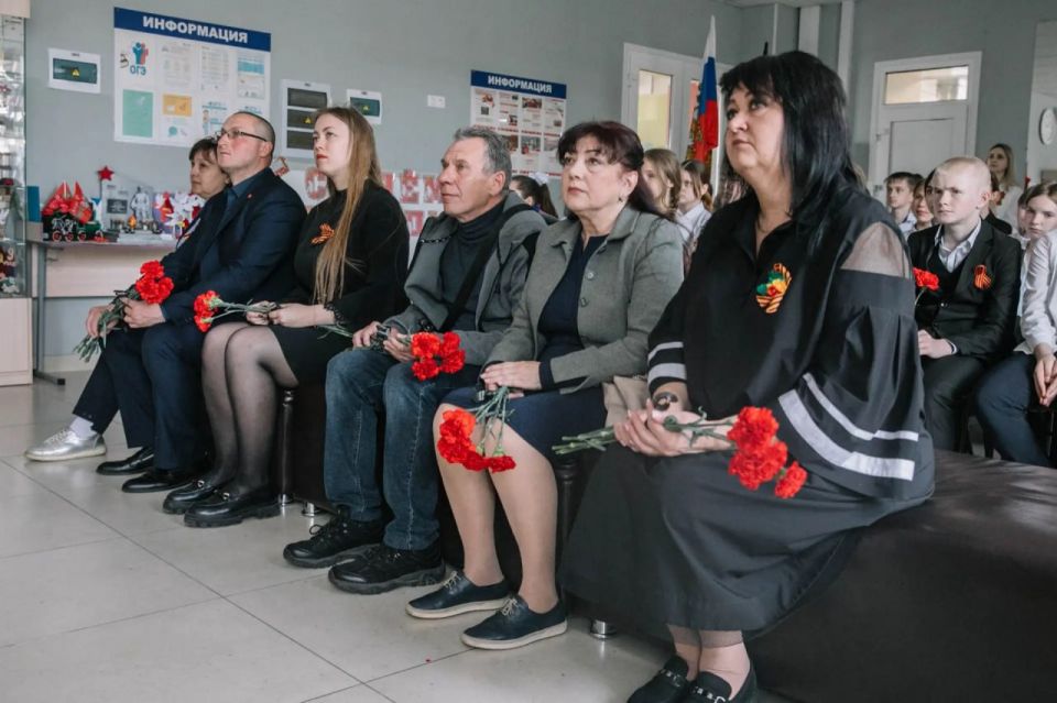 В школах Мариуполя открыли девятую «Парту Героя» В школах Мариуполя открыли девятую «Парту Героя»