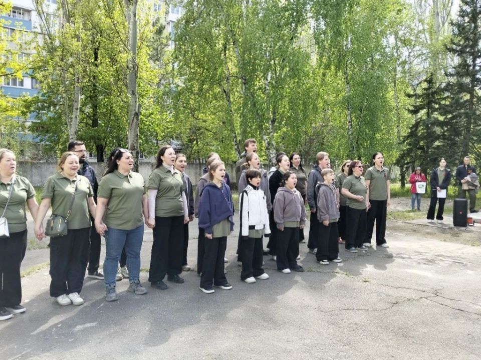 Московские волонтеры организовали праздник Победы для пожилых мариупольцев