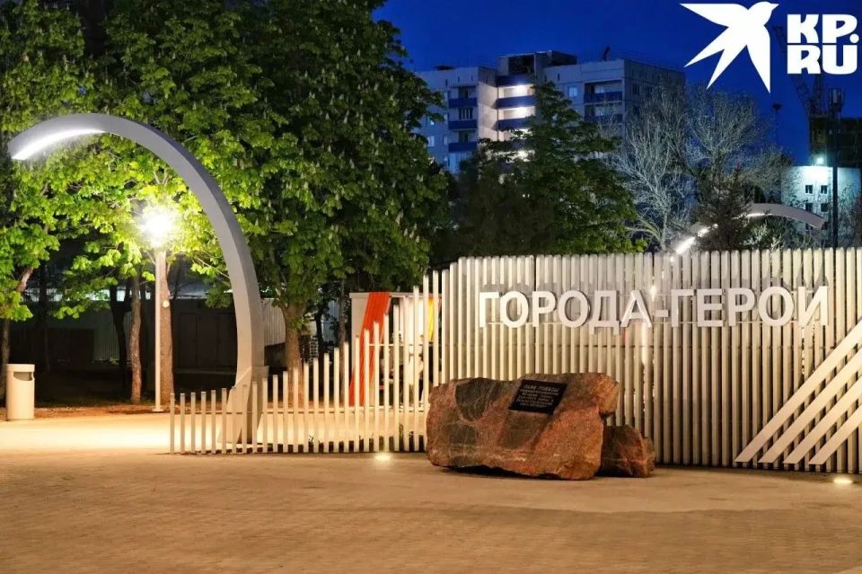 А так сквер 40-летия Победы, открытый после реконструкции в Мариуполе, выглядит в вечернее время А так сквер 40-летия Победы, открытый после реконструкции в Мариуполе, выглядит в вечернее время