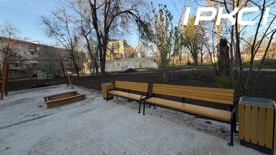 В рамках программы «Благоустройство придомовых территорий 2024-2026» завершаются работы в еще одном дворе на проспекте Строителей в Мариуполе