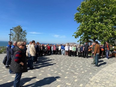 Петербуржцы вместе с жителями Мариуполя провели сегодня субботник в новом парке!