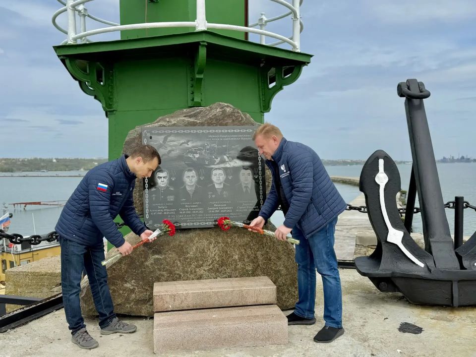 Сотрудники ФАУ «РосКапСтрой» почтили память моряков ВМФ России, погибших при освобождении Мариуполя Сотрудники ФАУ «РосКапСтрой» почтили память моряков ВМФ России, погибших при освобождении Мариуполя