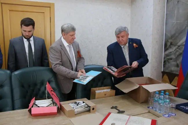 Возвращенная память как часть Победы: в ДНР передали артефакты из разрушенного музея "Азовстали" Возвращенная память как часть Победы: в ДНР передали артефакты из разрушенного музея "Азовстали"