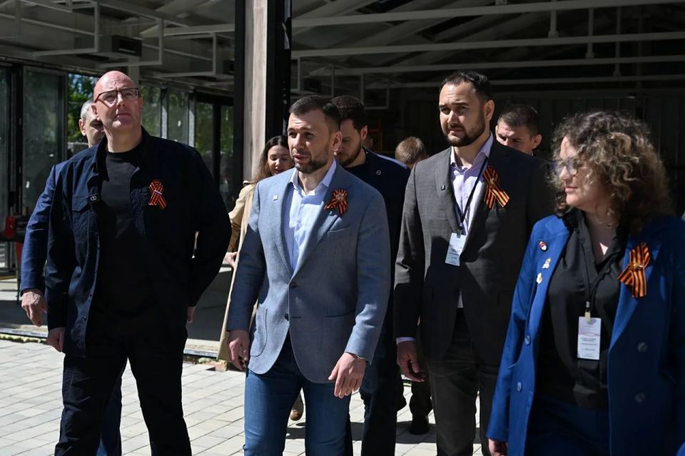 Дмитрий Чернышенко провел рабочую встречу с главой ДНР Денисом Пушилиным Дмитрий Чернышенко провел рабочую встречу с главой ДНР Денисом Пушилиным
