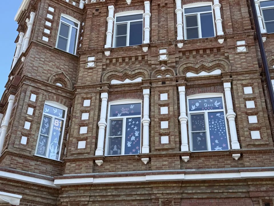 Окна памяти и надежды. День Победы — великий праздник, который объединяет сердца всей страны Окна памяти и надежды. День Победы — великий праздник, который объединяет сердца всей страны
