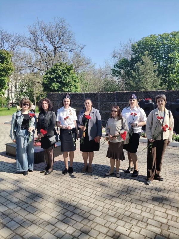 Сегодня, в День 81-й годовщины Великой Победы, сотрудники Управы Приморского района, депутаты, общественники и жители возложили цветы к мемориалам славы Сегодня, в День 81-й годовщины Великой Победы, сотрудники Управы Приморского района, депутаты, общественники и жители возложили цветы к мемориалам славы