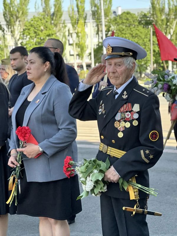 Сегодня на площади Ленинского комсомола состоялось торжественное возложение цветов в память о героях, которые проявили мужество, стойкость и самоотверженность ради мира и будущих поколений Сегодня на площади Ленинского комсомола состоялось торжественное возложение цветов в память о героях, которые проявили мужество, стойкость и самоотверженность ради мира и будущих поколений