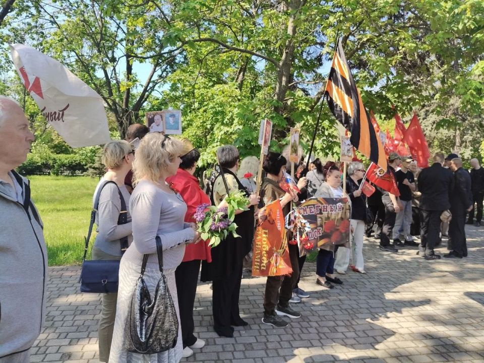 Сегодня, в День 81-й годовщины Великой Победы, сотрудники Управы Приморского района, депутаты, общественники и жители возложили цветы к мемориалам славы Сегодня, в День 81-й годовщины Великой Победы, сотрудники Управы Приморского района, депутаты, общественники и жители возложили цветы к мемориалам славы