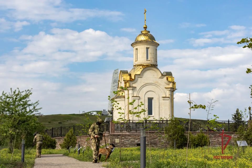 Росгвардейцы стали участниками памятных мероприятий на Саур-Могиле в ДНР Росгвардейцы стали участниками памятных мероприятий на Саур-Могиле в ДНР