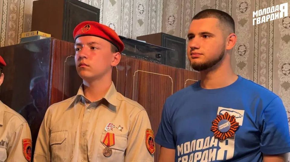 В День Победы активисты «Молодой Гвардии» совместно с «Юнармией», а также Представительством Санкт-Петербурга в городе Мариуполь в лице руководителя Олега Валерьевича Моргуна поздравили ветеранов Великой Отечественной войны В День Победы активисты «Молодой Гвардии» совместно с «Юнармией», а также Представительством Санкт-Петербурга в городе Мариуполь в лице руководителя Олега Валерьевича Моргуна поздравили ветеранов Великой Отечественной войны
