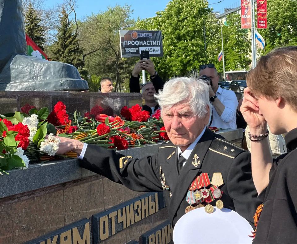 Сегодня на площади Ленинского комсомола состоялось торжественное возложение цветов в память о героях, которые проявили мужество, стойкость и самоотверженность ради мира и будущих поколений Сегодня на площади Ленинского комсомола состоялось торжественное возложение цветов в память о героях, которые проявили мужество, стойкость и самоотверженность ради мира и будущих поколений