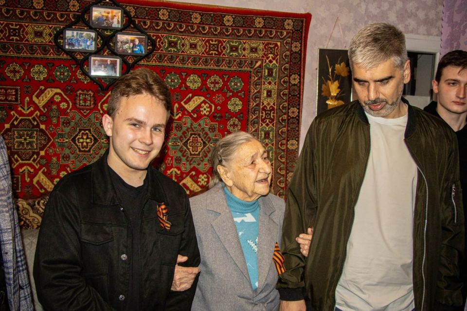 Алексей Дорофеев: Чай остыл у всех.. Мы сидели на кухне у Тамары Петровны, ветеран Великой Отечественной - и собирались везти её на Парад Победы в Москву. Сели по-домашнему, на дорожку. А она вдруг начала рассказывать про... Алексей Дорофеев: Чай остыл у всех.. Мы сидели на кухне у Тамары Петровны, ветеран Великой Отечественной - и собирались везти её на Парад Победы в Москву. Сели по-домашнему, на дорожку. А она вдруг начала рассказывать про...