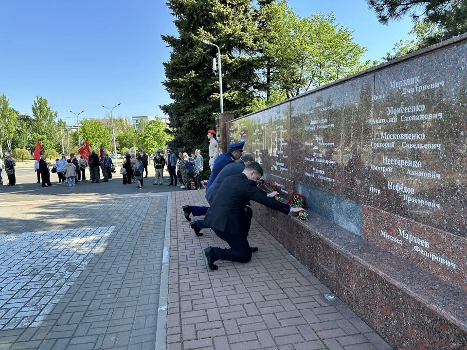 Сегодня на площади Ленинского комсомола состоялось торжественное возложение цветов в память о героях, которые проявили мужество, стойкость и самоотверженность ради мира и будущих поколений Сегодня на площади Ленинского комсомола состоялось торжественное возложение цветов в память о героях, которые проявили мужество, стойкость и самоотверженность ради мира и будущих поколений