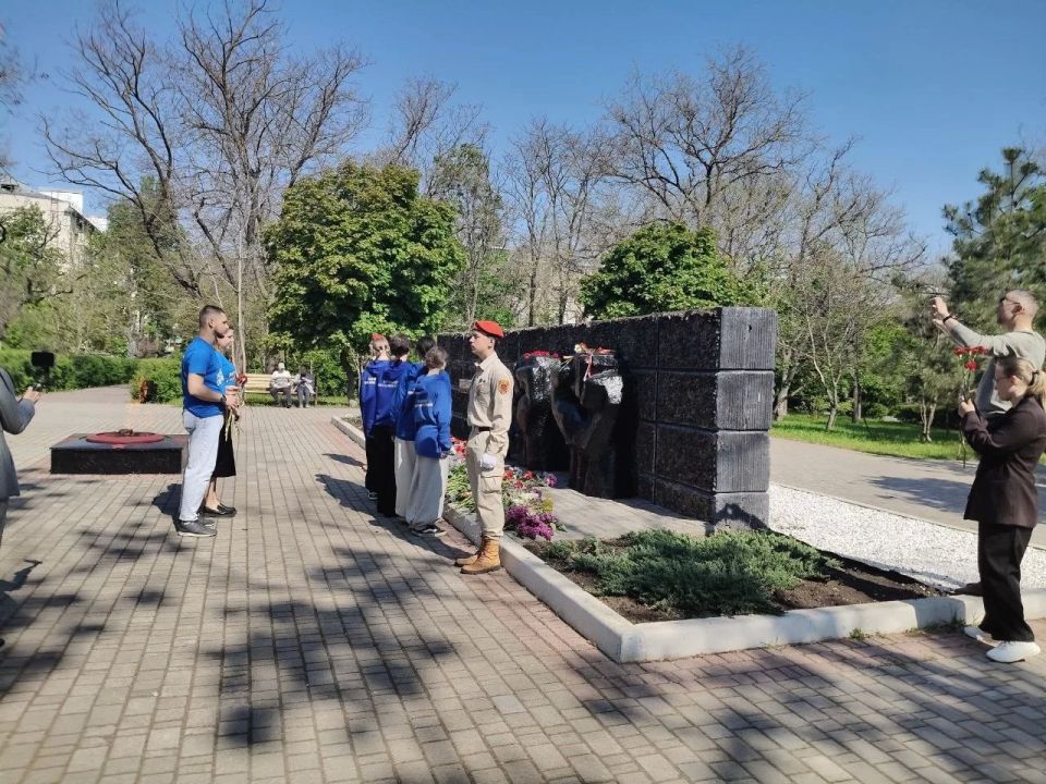 Сегодня, в День 81-й годовщины Великой Победы, сотрудники Управы Приморского района, депутаты, общественники и жители возложили цветы к мемориалам славы Сегодня, в День 81-й годовщины Великой Победы, сотрудники Управы Приморского района, депутаты, общественники и жители возложили цветы к мемориалам славы