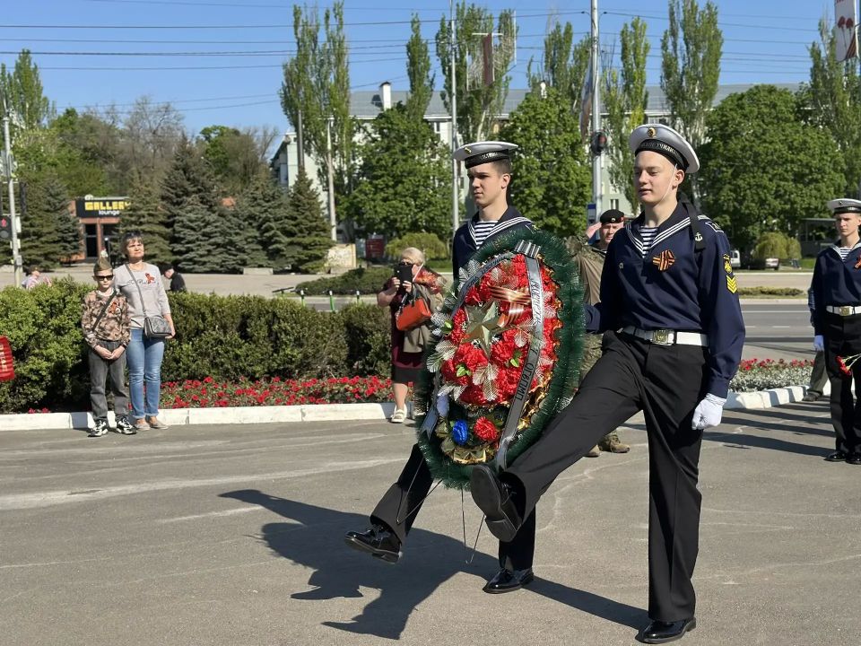 Сегодня на площади Ленинского комсомола состоялось торжественное возложение цветов в память о героях, которые проявили мужество, стойкость и самоотверженность ради мира и будущих поколений Сегодня на площади Ленинского комсомола состоялось торжественное возложение цветов в память о героях, которые проявили мужество, стойкость и самоотверженность ради мира и будущих поколений