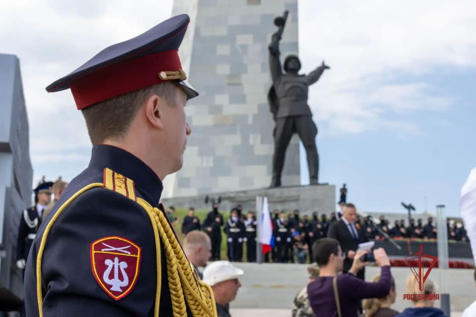 Росгвардейцы стали участниками памятных мероприятий на Саур-Могиле в ДНР Росгвардейцы стали участниками памятных мероприятий на Саур-Могиле в ДНР