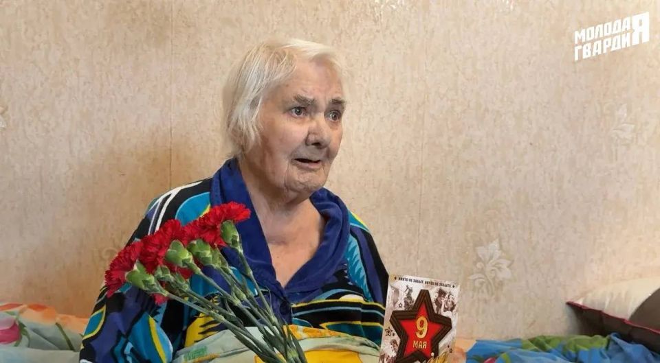 В День Победы активисты «Молодой Гвардии» совместно с «Юнармией», а также Представительством Санкт-Петербурга в городе Мариуполь в лице руководителя Олега Валерьевича Моргуна поздравили ветеранов Великой Отечественной войны В День Победы активисты «Молодой Гвардии» совместно с «Юнармией», а также Представительством Санкт-Петербурга в городе Мариуполь в лице руководителя Олега Валерьевича Моргуна поздравили ветеранов Великой Отечественной войны