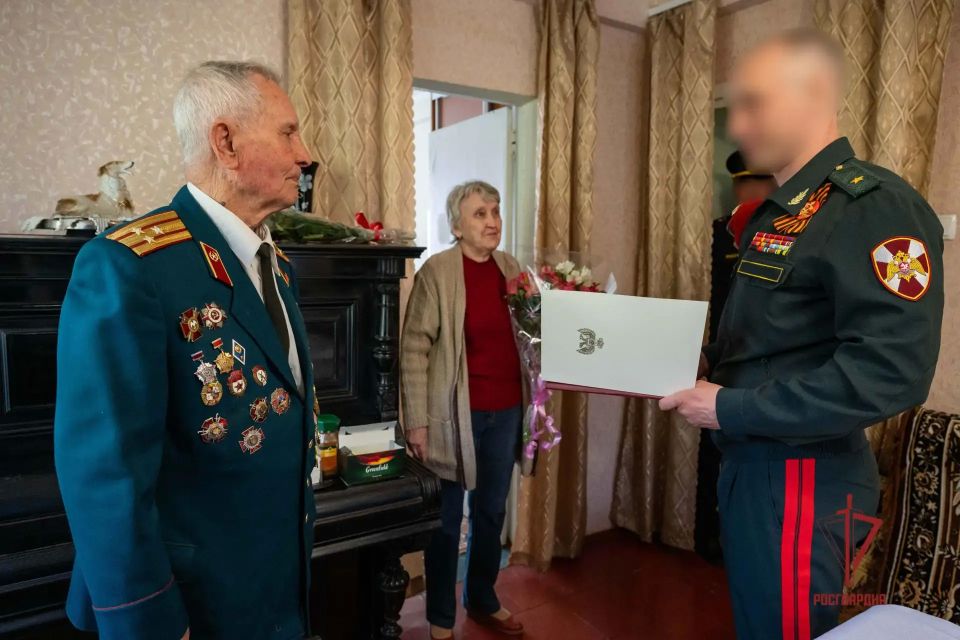В ДНР росгвардейцы провели парад у дома ветерана Великой Отечественной войны В ДНР росгвардейцы провели парад у дома ветерана Великой Отечественной войны