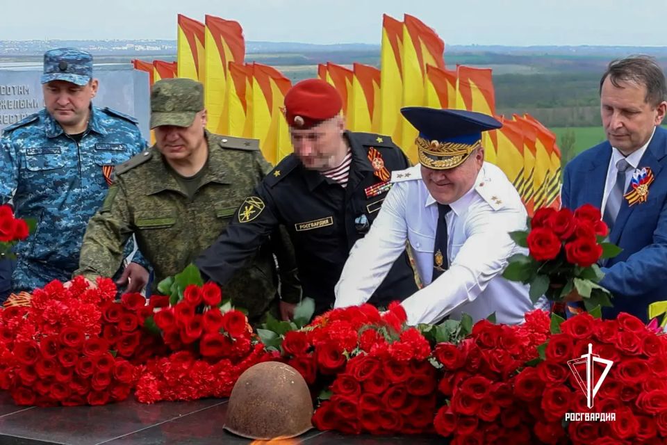 Росгвардейцы стали участниками памятных мероприятий на Саур-Могиле в ДНР Росгвардейцы стали участниками памятных мероприятий на Саур-Могиле в ДНР