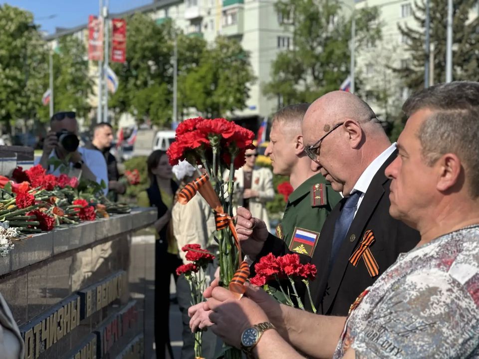 Сегодня на площади Ленинского комсомола состоялось торжественное возложение цветов в память о героях, которые проявили мужество, стойкость и самоотверженность ради мира и будущих поколений Сегодня на площади Ленинского комсомола состоялось торжественное возложение цветов в память о героях, которые проявили мужество, стойкость и самоотверженность ради мира и будущих поколений