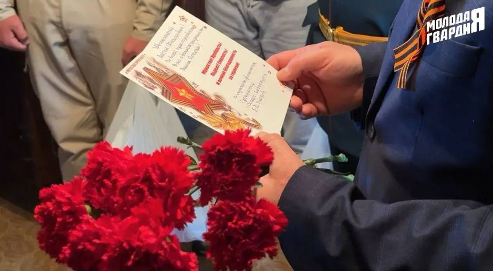 В День Победы активисты «Молодой Гвардии» совместно с «Юнармией», а также Представительством Санкт-Петербурга в городе Мариуполь в лице руководителя Олега Валерьевича Моргуна поздравили ветеранов Великой Отечественной войны В День Победы активисты «Молодой Гвардии» совместно с «Юнармией», а также Представительством Санкт-Петербурга в городе Мариуполь в лице руководителя Олега Валерьевича Моргуна поздравили ветеранов Великой Отечественной войны
