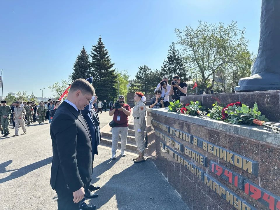 Сегодня на площади Ленинского комсомола состоялось торжественное возложение цветов в память о героях, которые проявили мужество, стойкость и самоотверженность ради мира и будущих поколений Сегодня на площади Ленинского комсомола состоялось торжественное возложение цветов в память о героях, которые проявили мужество, стойкость и самоотверженность ради мира и будущих поколений