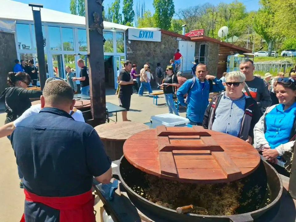 Празднование Дня Победы на березу Азовского моря Празднование Дня Победы на березу Азовского моря