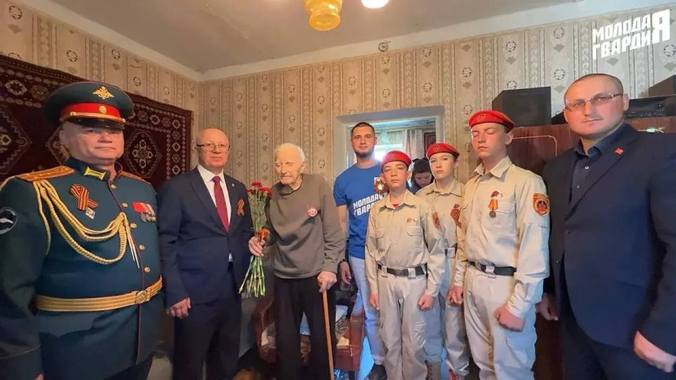 В День Победы активисты «Молодой Гвардии» совместно с «Юнармией», а также Представительством Санкт-Петербурга в городе Мариуполь в лице руководителя Олега Валерьевича Моргуна поздравили ветеранов Великой Отечественной войны В День Победы активисты «Молодой Гвардии» совместно с «Юнармией», а также Представительством Санкт-Петербурга в городе Мариуполь в лице руководителя Олега Валерьевича Моргуна поздравили ветеранов Великой Отечественной войны