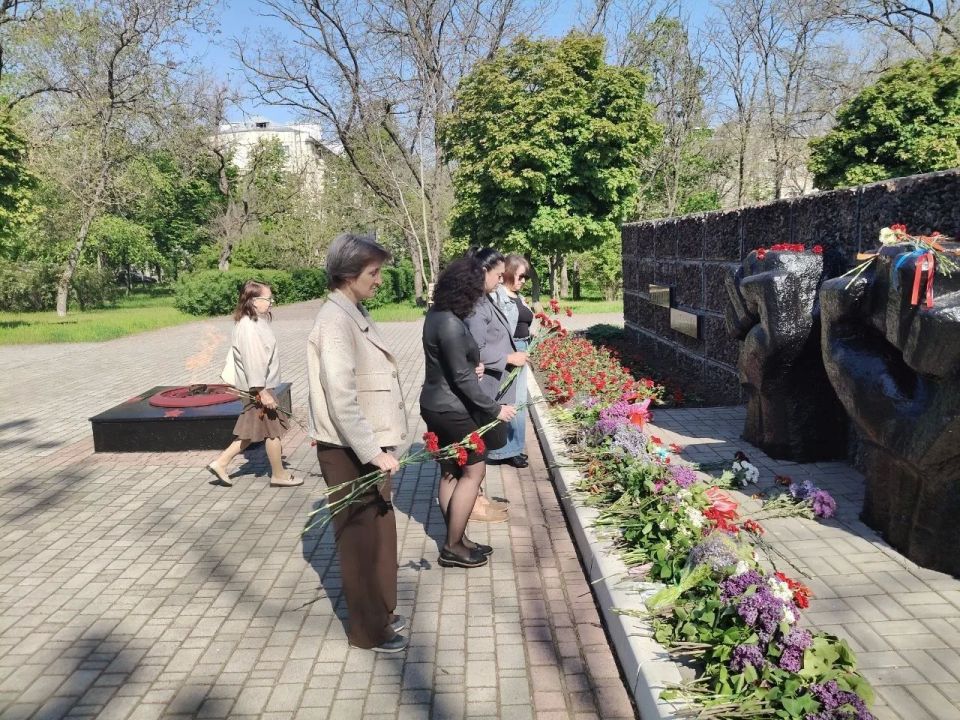 Сегодня, в День 81-й годовщины Великой Победы, сотрудники Управы Приморского района, депутаты, общественники и жители возложили цветы к мемориалам славы