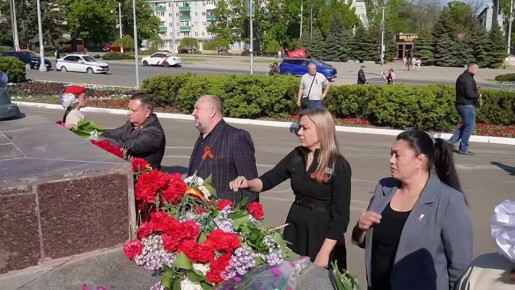 Возложение цветов и поздравление ветеранов - в Мариуполе прошли официальные торжества по случаю 81-й годовщины со дня Победы