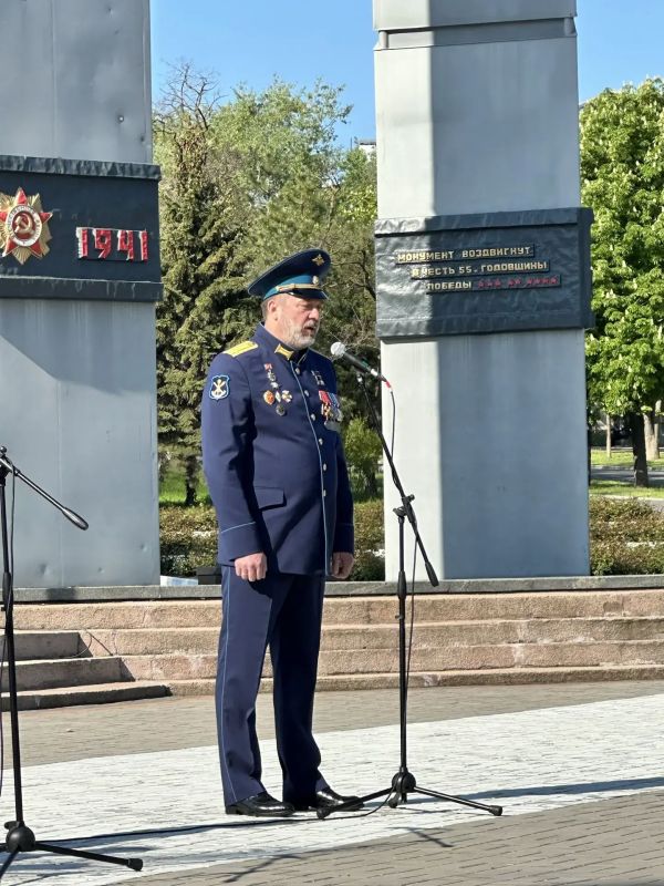 Сегодня на площади Ленинского комсомола состоялось торжественное возложение цветов в память о героях, которые проявили мужество, стойкость и самоотверженность ради мира и будущих поколений Сегодня на площади Ленинского комсомола состоялось торжественное возложение цветов в память о героях, которые проявили мужество, стойкость и самоотверженность ради мира и будущих поколений