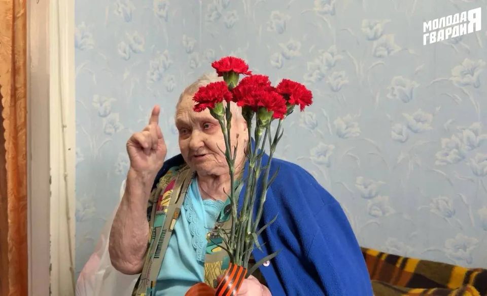 В День Победы активисты «Молодой Гвардии» совместно с «Юнармией», а также Представительством Санкт-Петербурга в городе Мариуполь в лице руководителя Олега Валерьевича Моргуна поздравили ветеранов Великой Отечественной войны В День Победы активисты «Молодой Гвардии» совместно с «Юнармией», а также Представительством Санкт-Петербурга в городе Мариуполь в лице руководителя Олега Валерьевича Моргуна поздравили ветеранов Великой Отечественной войны