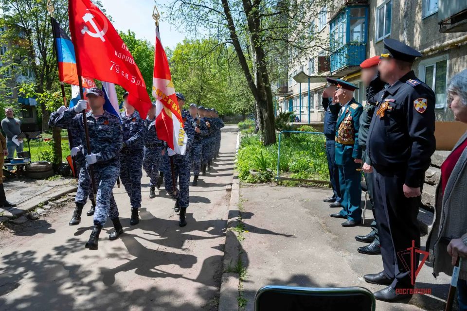 В ДНР росгвардейцы провели парад у дома ветерана Великой Отечественной войны В ДНР росгвардейцы провели парад у дома ветерана Великой Отечественной войны