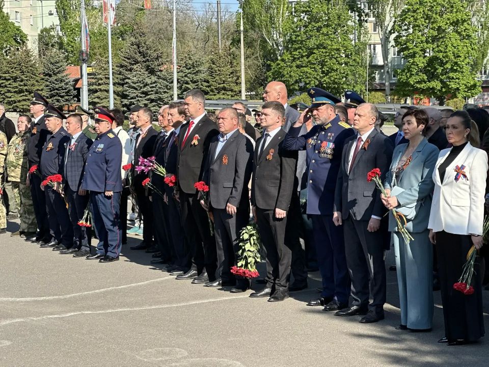 Сегодня на площади Ленинского комсомола состоялось торжественное возложение цветов в память о героях, которые проявили мужество, стойкость и самоотверженность ради мира и будущих поколений Сегодня на площади Ленинского комсомола состоялось торжественное возложение цветов в память о героях, которые проявили мужество, стойкость и самоотверженность ради мира и будущих поколений
