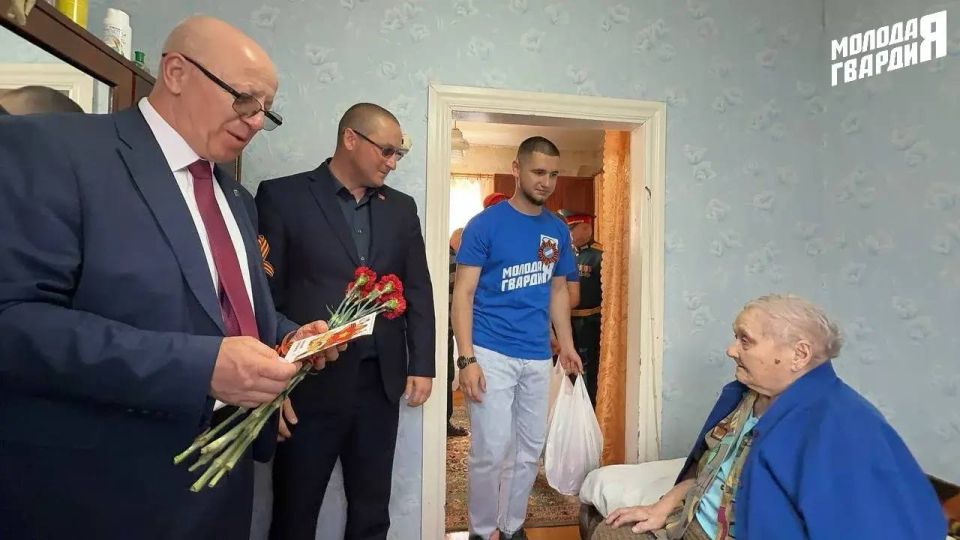 В День Победы активисты «Молодой Гвардии» совместно с «Юнармией», а также Представительством Санкт-Петербурга в городе Мариуполь в лице руководителя Олега Валерьевича Моргуна поздравили ветеранов Великой Отечественной войны