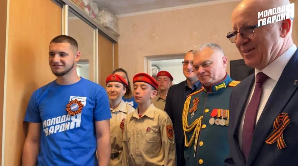 В День Победы активисты «Молодой Гвардии» совместно с «Юнармией», а также Представительством Санкт-Петербурга в городе Мариуполь в лице руководителя Олега Валерьевича Моргуна поздравили ветеранов Великой Отечественной войны В День Победы активисты «Молодой Гвардии» совместно с «Юнармией», а также Представительством Санкт-Петербурга в городе Мариуполь в лице руководителя Олега Валерьевича Моргуна поздравили ветеранов Великой Отечественной войны