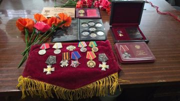 “Такие люди не должны уходить в забвение”: мать Героя ДНР Тараса Гордиенко получила медаль погибшего сына