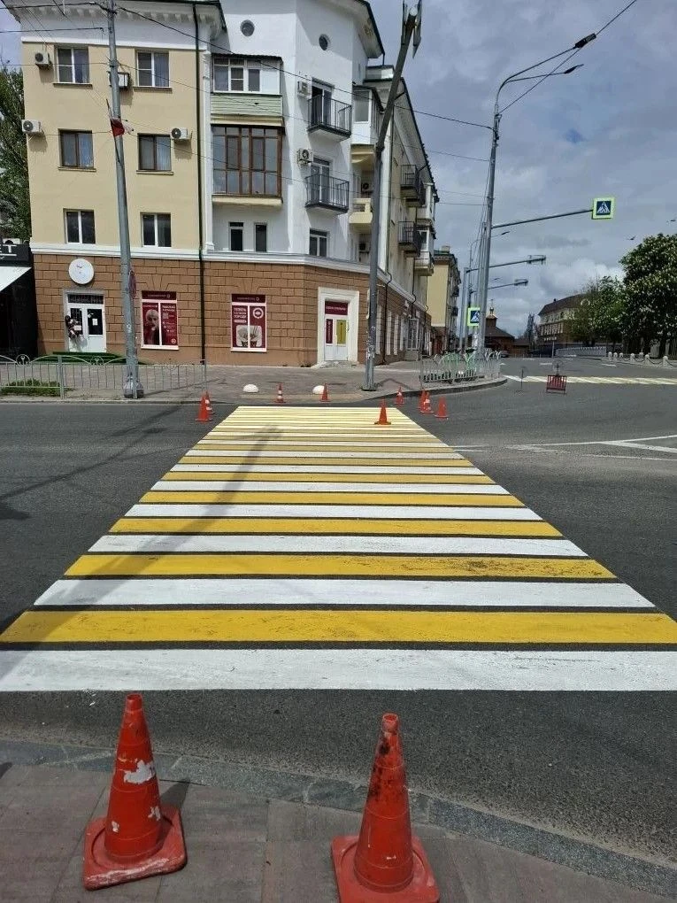 В центре Мариуполя дорожники обновляют пешеходную разметку В центре Мариуполя дорожники обновляют пешеходную разметку