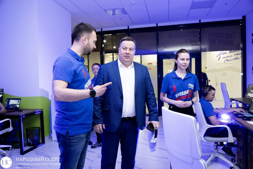 Константин Кузьмин: «Куинджи, 93». Вместе с заместителем Председателя Правительства ДНР Кириллом Макаровым посетил презентацию компьютерной игры, посвященной освобождению Мариуполя от украинской оккупации Константин Кузьмин: «Куинджи, 93». Вместе с заместителем Председателя Правительства ДНР Кириллом Макаровым посетил презентацию компьютерной игры, посвященной освобождению Мариуполя от украинской оккупации