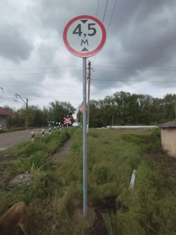 #СОДЕРЖАНИЕ_СВОД за сутки. Информируем, какие работы в рамках содержания автомобильных дорог общего пользования выполнили за прошедшие выходные 16-17 мая: Установили новые дорожные знаки на автомобильных дорогах: #СОДЕРЖАНИЕ_СВОД за сутки. Информируем, какие работы в рамках содержания автомобильных дорог общего пользования выполнили за прошедшие выходные 16-17 мая: Установили новые дорожные знаки на автомобильных дорогах: