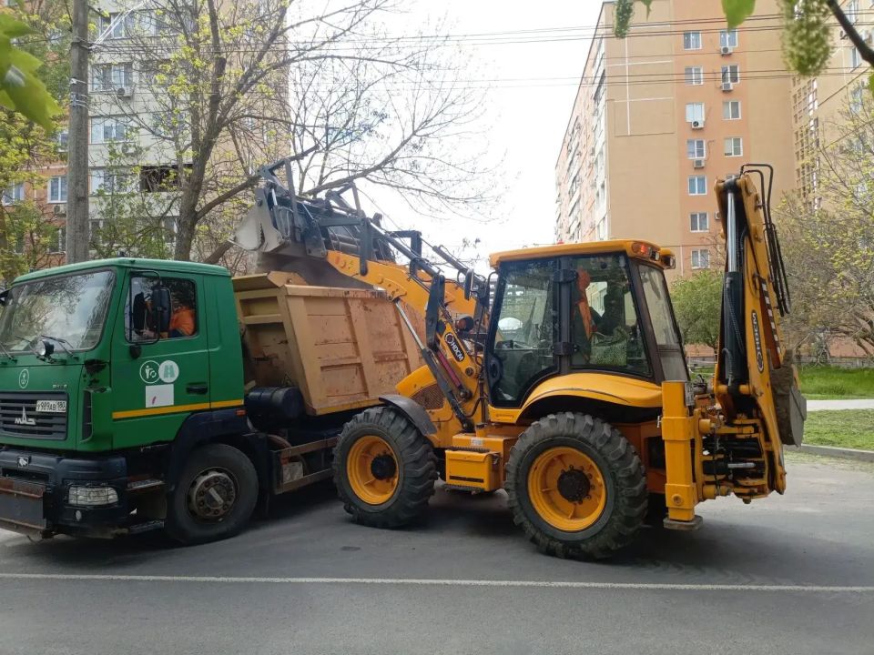 В Мариуполе дорожники продолжают уборку бордюрных зон В Мариуполе дорожники продолжают уборку бордюрных зон