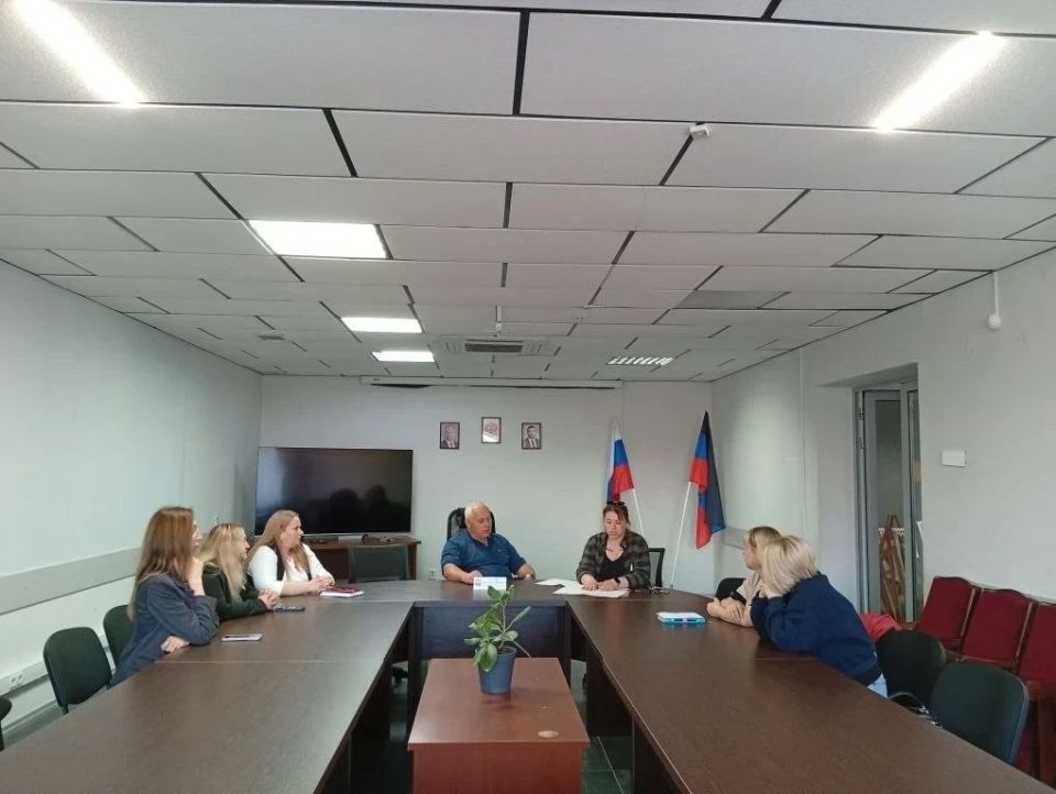 Состоялась встреча руководителя Управы Ильичевского внутригородского района города Мариуполь Скударь Владимира совместно с представителем подрядной организации с инициативными жителями дома №16 по улице Покрышкина