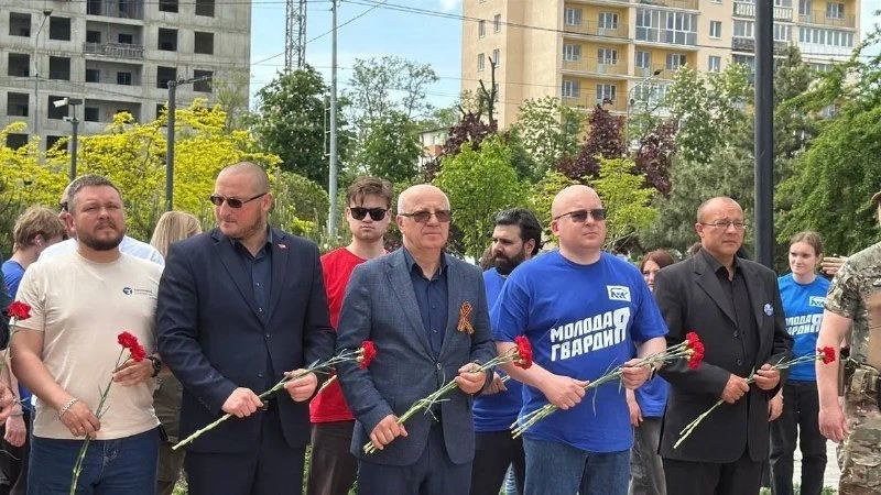 Команда Молодой Гвардии Единой России почтила память героев Мариуполя и дала старт Месяцу добрых дел Команда Молодой Гвардии Единой России почтила память героев Мариуполя и дала старт Месяцу добрых дел