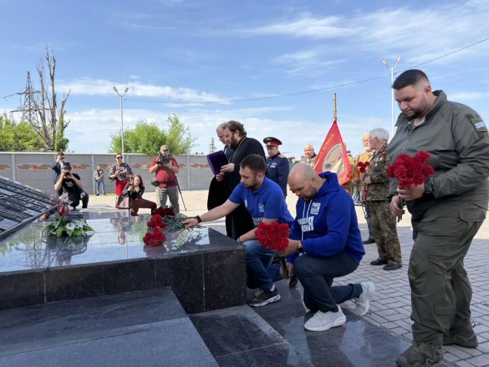 Победы начались здесь: в годовщину освобождения Мариуполя к мемориалу азовстальцам возложили цветы Победы начались здесь: в годовщину освобождения Мариуполя к мемориалу азовстальцам возложили цветы