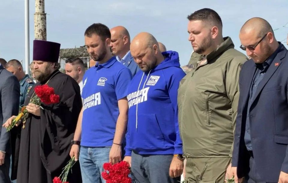 Команда Молодой Гвардии Единой России почтила память героев Мариуполя и дала старт Месяцу добрых дел Команда Молодой Гвардии Единой России почтила память героев Мариуполя и дала старт Месяцу добрых дел