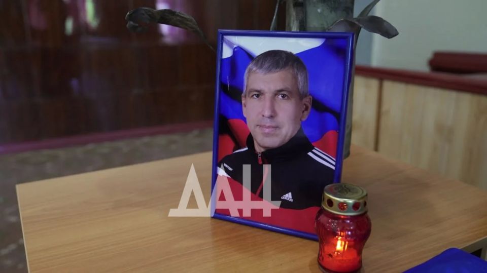 «Парты Героя» в память о четырех защитниках открыли в донецких школах «Парты Героя» в память о четырех защитниках открыли в донецких школах
