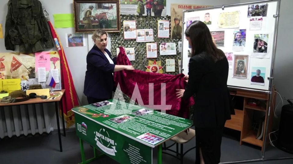 «Парты Героя» в память о четырех защитниках открыли в донецких школах «Парты Героя» в память о четырех защитниках открыли в донецких школах