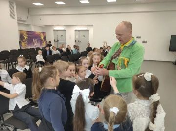 Мариупольские школьники встретились с известным писателем из Санкт-Петербурга