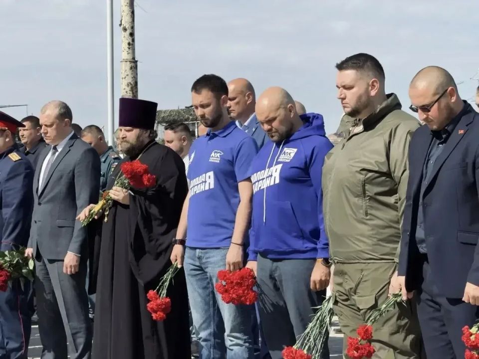 В День освобождения Мариуполя активисты «Молодой Гвардии» возложили цветы к памятнику погибшим работникам Азовстали В День освобождения Мариуполя активисты «Молодой Гвардии» возложили цветы к памятнику погибшим работникам Азовстали