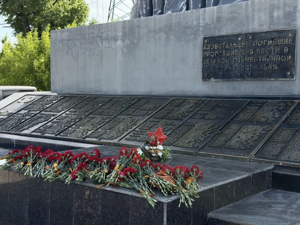 Победы начались здесь: в годовщину освобождения Мариуполя к мемориалу азовстальцам возложили цветы
